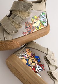 Detské béžové vysoké tenisky s hnedými podrážkami, so farebnými postavičkami z Paw Patrol a detailmi s odtlačkom labiek na remienkoch.