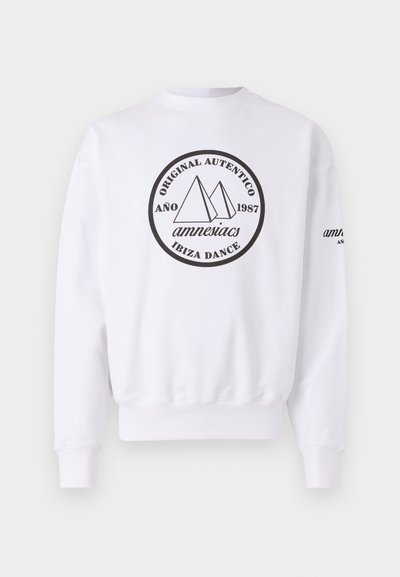 Baltas džemperis su apvaliu juodu spaudiniu, kuriame yra geometrinės figūros ir tekstas, su surauktais rankogaliais ir klasikine apvalia iškirpte.