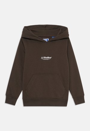 Hoodie marron avec une poche avant, capuche à cordon de serrage et texte en logo blanc sur la poitrine. Fabriqué en tissu doux et léger.