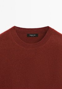 Rode gebreide trui met een ronde hals en geribde manchetten. Beschikt over een gladde textuur en een label met de tekst "Massimo Dutti."