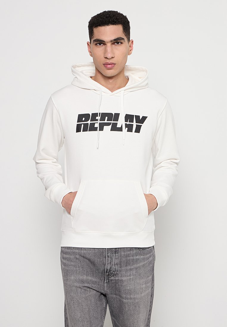 Weißer Hoodie mit einem großen schwarzen "REPLAY"-Logo auf der Vorderseite. Er hat eine Fronttasche und verstellbare Kordeln für die Kapuze.