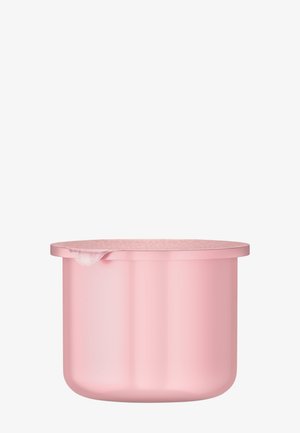 Lyserød, glat plastikbeholder med et matchende tekstureret låg. Rund form med en let overhæng på lågets kant. Simpelt design, ingen synlige mønstre.