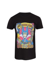 Sort bomulds T-shirt med et farverigt grafisk print af en karakter med horn, tekstelementer og indviklede designs inklusive drager og blomster.