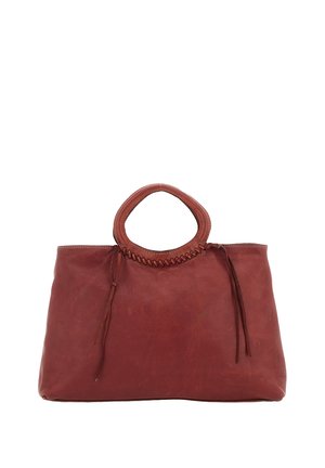 Borsa in pelle rossa con manico arrotondato, superficie strutturata e cuciture decorative. Presenta un design morbido e nappine allungate.