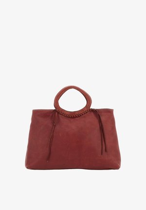 Borsa in pelle rossa con manico arrotondato, superficie strutturata e cuciture decorative. Presenta un design morbido e nappine allungate.