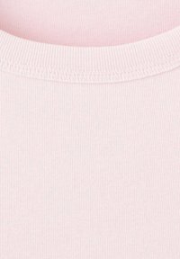 Svetlo rožnata rebrasta tkanina z okroglo ovratnico in fino teksturo, z subtilnimi šivi ob ovratniku.