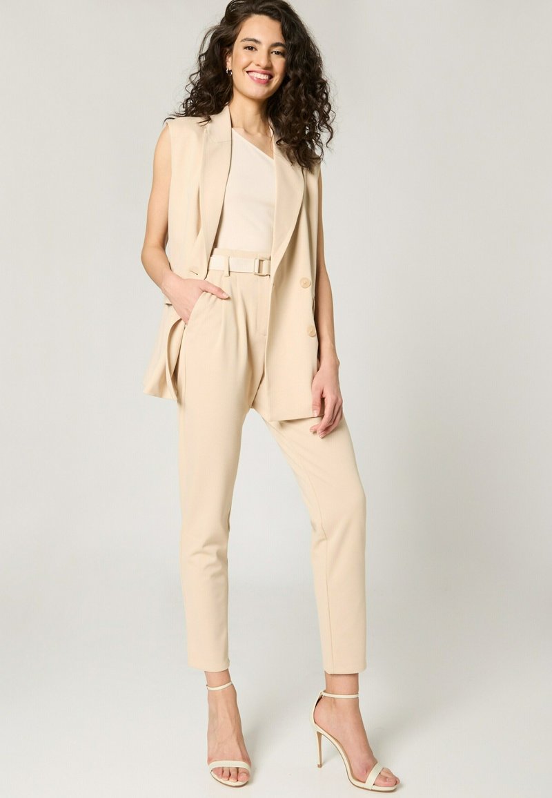 Damen Leichte Jacken | Guido Maria Kretschmer Collection KYLIE Weste hellbeige/beige - GI63797 Damen Leichte Jacken | Guido Maria Kretschmer Collection KYLIE Weste hellbeige/beige - GI63797