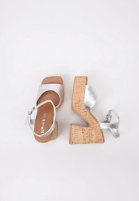 LIMMA ITHAA - Sandalias de tacón - silver