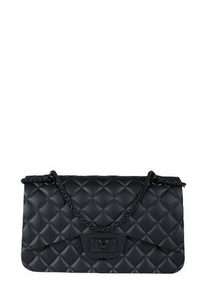 Borsa trapuntata nera con tracolla a catena, caratterizzata da una texture liscia e una forma rettangolare. Include un dettaglio in metallo con il marchio sul davanti.
