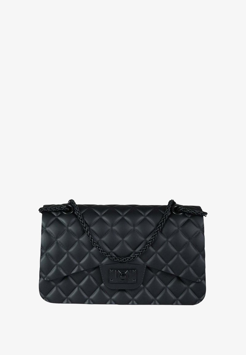 Borsa trapuntata nera con tracolla a catena, caratterizzata da una texture liscia e una forma rettangolare. Include un dettaglio in metallo con il marchio sul davanti.