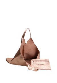 Sac fourre-tout en or rose avec un extérieur métallique doux, une ouverture en haut, et une petite pochette zippée de couleur assortie attachée.
