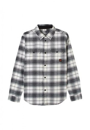 Chemise à carreaux noire et blanche à manches longues, boutonnée devant, deux poches poitrine, col et petite étiquette orange sur la poche poitrine gauche.