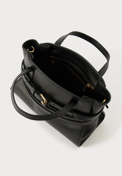 Μαύρη δερμάτινη τσάντα χειρός με πάνω λαβές και χρυσές λεπτομέρειες. Διαθέτει εσωτερικές τσέπες με φερμουάρ και δομημένο σχέδιο με λεία υφή.