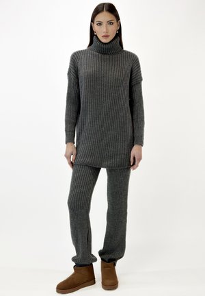 SET - Striktrøje - grau