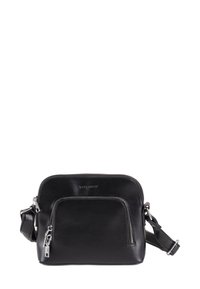 Borsa a tracolla in pelle nera con chiusura a zip, tasca frontale e tracolla regolabile. Presenta cuciture eleganti e hardware in tonalità argento.
