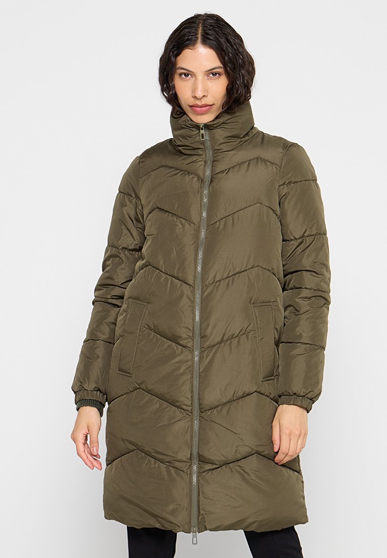 Olivgrüne Daunenjacke mit hohem Kragen, Reißverschlussverschluss und Chevron-Nähten. Verfügt über Seitentaschen und elastische Bündchen für Wärme.