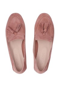 Rosa Wildleder Slipper mit zwei Quasten auf der Vorderseite, einem gesteppten Design und einem glatten Innenbereich. Flache Sohle ohne sichtbare Beschläge.