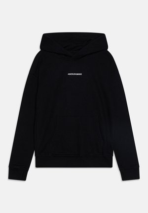 Czarna bluza z kapturem z przednią kieszenią kangurką, otworami na kciuki na prążkowanych ściągaczach oraz napisem "ABERCROMBIE" w małym białym druku na piersi.