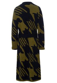 Long manteau en laine avec un motif abstrait noir et vert olive, manches longues et ceinture à la taille, vu de dos.