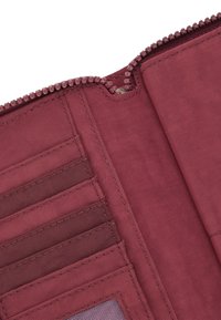 Bordeaux ritsportemonnee interieur met meerdere kaartsleuven, een gladde stoftextuur en een transparante ID-pocket.