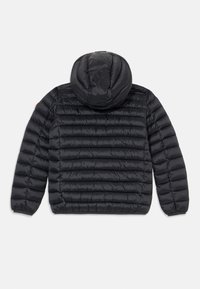 Zwarte pufferjack met capuchon. Heeft een gequiltde textuur en een lichte glans. Elastische manchetten en zoom, met een logo op de linker schouder.