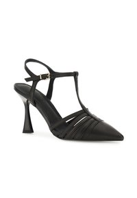 Scarpa nera con tacco a stiletto, caratterizzata da una punta appuntita, un tacco curvo e un design con cinturino incrociato e dettaglio con fibbia. Materiale in pelle liscia.