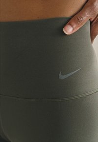 Nike Performance ZENVY - Tajice - cargo khaki/black