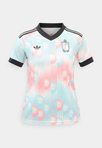 Tricou de fotbal cu mâneci scurte, cu pattern geometric în roz și albastru, guler și manșete negre, logo Adidas și emblema Federației Regale de Fotbal din Belgia pe piept.