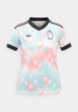 Fußballtrikot mit kurzen Ärmeln, rosa-blauem geometrischem Muster, schwarzem Kragen und Bündchen, Adidas-Logo und Wappen des Königlichen Belgischen Fußballverbands auf der Brust.