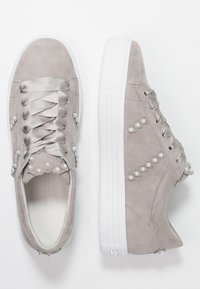 Sneakers platform in suede grigio con lacci in satin e perle decorative, mostrati dall'alto e di lato su sfondo bianco.
