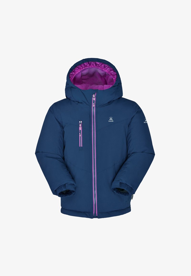 Veste isolée bleu marine avec une doublure intérieure rose. Elle possède une fermeture éclair à l'avant, deux poches zippées et des poignets et une capuche élastiqués.