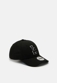 Căciulă de baseball neagră din material textil, cu literele brodate "LA" în alb. Design structurat cu o vizieră curbată și spate ajustabil.