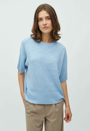 Lyseblå, kortærmet striktop med rund halsudskæring; tekstureret mønster; løs pasform; kombineret med brune bukser.