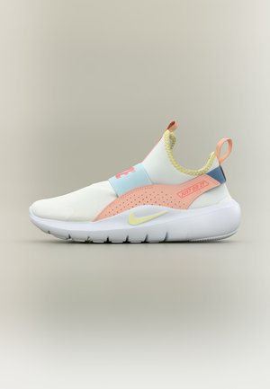 Hvit slip-on joggesko med pastellfargede aksenter i fersken, blått og gult, perforert sidepanel og tekst "Just Do It" på hælstroppen.