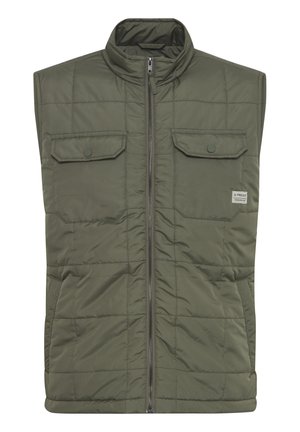 Kvaliteetne oliivroheline vest kõrge kraega, ees tõmblukuga, kahe klapiga taskuga ja väike brändi silt vasakul küljel. Kerge kangas.