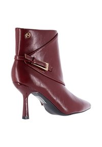 Stivaletto alla caviglia in pelle bordeaux con punta affilata, tacco a spillo e design avvolgente impreziosito da una fibbia dorata.