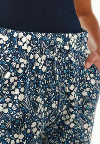 Next REGULAR FIT - Auduma bikses - blue floral