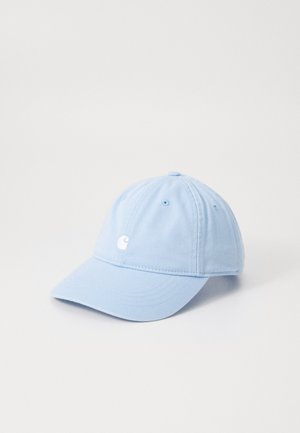 Heled sinine puuvillane müts, millel on kumer visiit ja ees väike valge logo. Kroonil on kuus ventilatsiooniava.