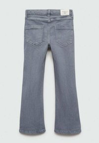 Svijetlosive traperice koje se šire prema dolje, izrađene od denima, s pojasom, dva stražnja džepa i oznakom na stražnjem dijelu. Glatka tekstura, ležeran dizajn.