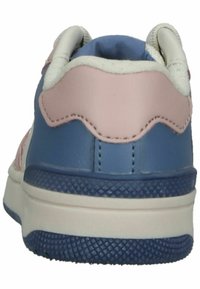 Sneaker blu e rosa con una tomaia in pelle liscia, colletto imbottito, suola in gomma testurizzata e design del tallone curvo. Dettagli di cucitura sottili.