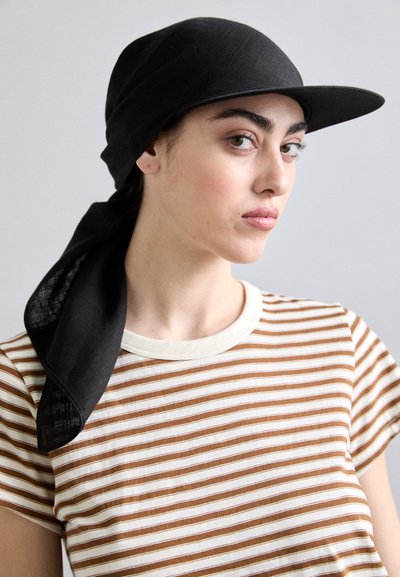 RUSLAN BAGINSKIY LOGO PATCH SCARF VISOR - Šála - black
