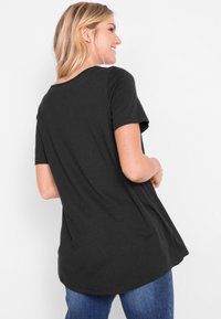 bonprix KURZARM FIGURUMSCHMEICHELNDES - Tunica - schwarz