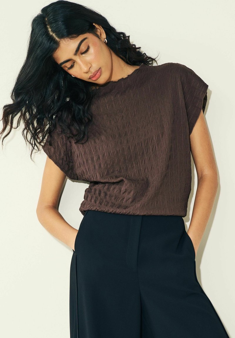 Next SHORT SLEEVE REGULAR FIT - Triko s potiskem - brown