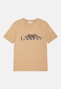 Béžové bavlněné tričko s grafikou leopardího vzoru a textem "LANVIN" v tmavě modré barvě. Klasický kulatý výstřih, krátké rukávy a měkká textura.