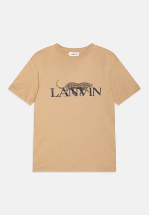 Tan katoenen t-shirt met een luipaard afbeelding en "LANVIN" tekst in donkerblauw. Klassieke ronde hals, korte mouwen en een zachte textuur.