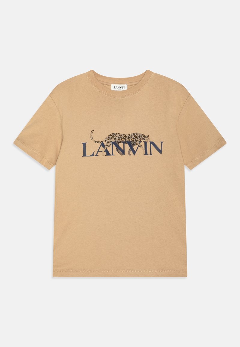 Béžové bavlněné tričko s grafikou leopardího vzoru a textem "LANVIN" v tmavě modré barvě. Klasický kulatý výstřih, krátké rukávy a měkká textura.