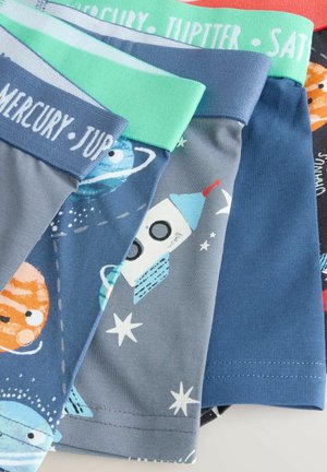 Bunte Kinderunterwäsche mit lebhaften, space-inspirierten Mustern. Die Materialien bestehen aus weichen Baumwollmischungen mit elastischen Taillenbändern in verschiedenen Farben.