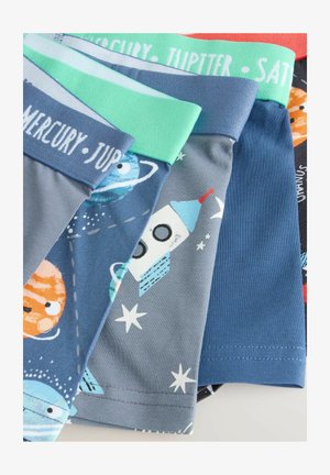 Šarena dječja donja rublja s vibrantnim uzorcima u svemirskoj temi. Materijali uključuju mekane pamučne mješavine s elastičnim pojasima u raznim bojama.