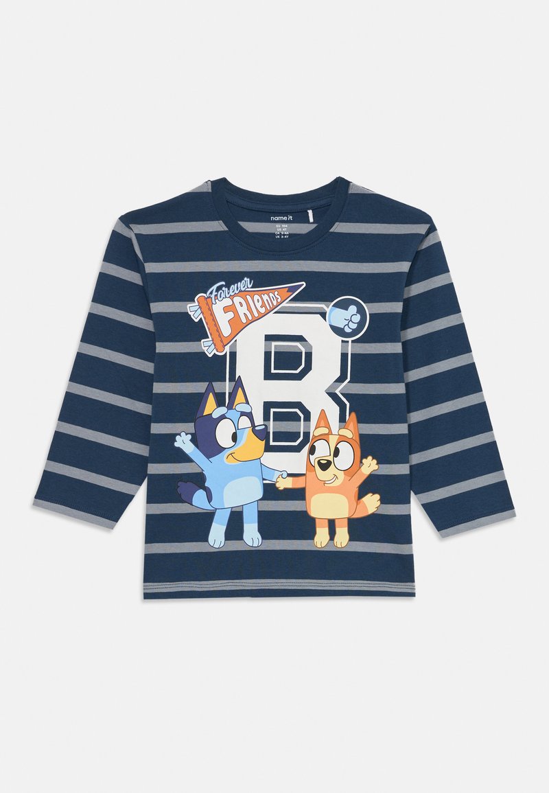 Marineblauwe en grijze gestreepte langermige shirt met cartoonhonden in blauw en oranje die elkaars handen vasthouden, grote witte letter B en de tekst "Voor Altijd Vrienden".