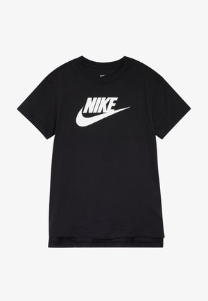 T-shirt nera a maniche corte in cotone, con un grande logo Nike bianco sul davanti. Design semplice con collo tondo, tessuto liscio.